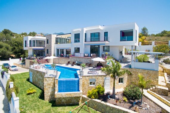 3 independent modern houses with garden and pool for sale