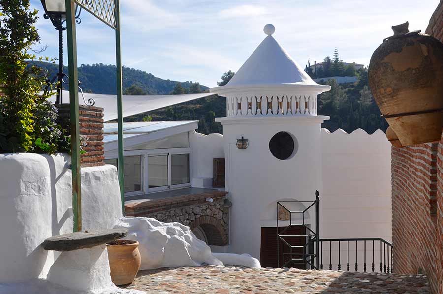 Oportunidad Única – 3 Casas De Estilo Andaluz Completamente Renovados PEV1844