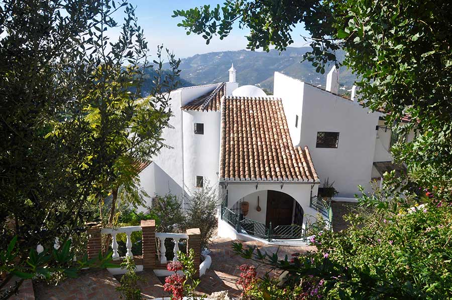 Oportunidad Única – 3 Casas De Estilo Andaluz Completamente Renovados PEV1844
