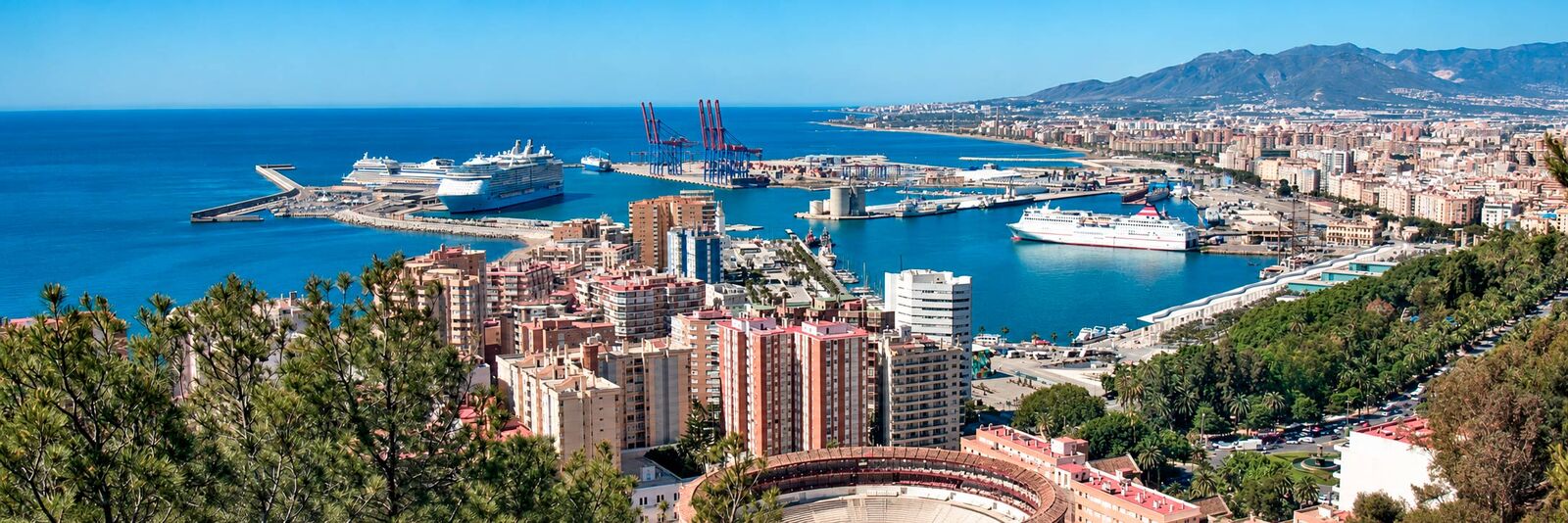 Panoramic view of the port of M&aacute;laga and the city skyline